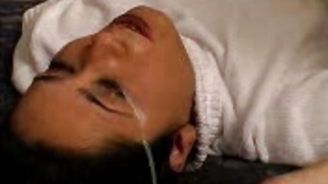 若い男が関与し、砂の中で彼を助ける 鈴木 一徹 ドラマ 動画