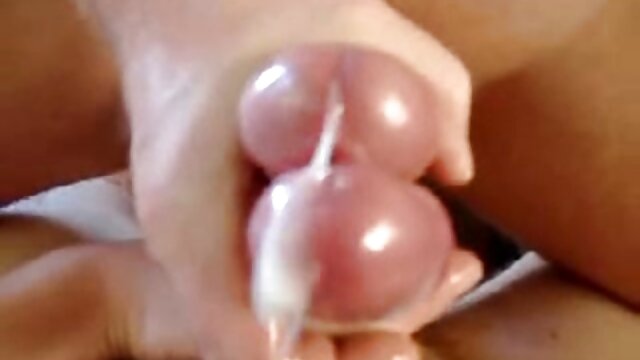 美しさは、バルコニーから隣人の頭の上に彼女の洗った服を投げた 鈴木 一徹 av 動画