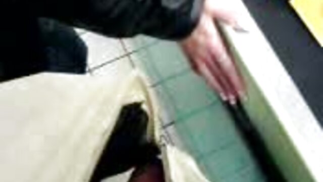 赤毛の女の子は、キッチンで帽子を持つ男のマッサージを手配します 一徹 動画 fc2